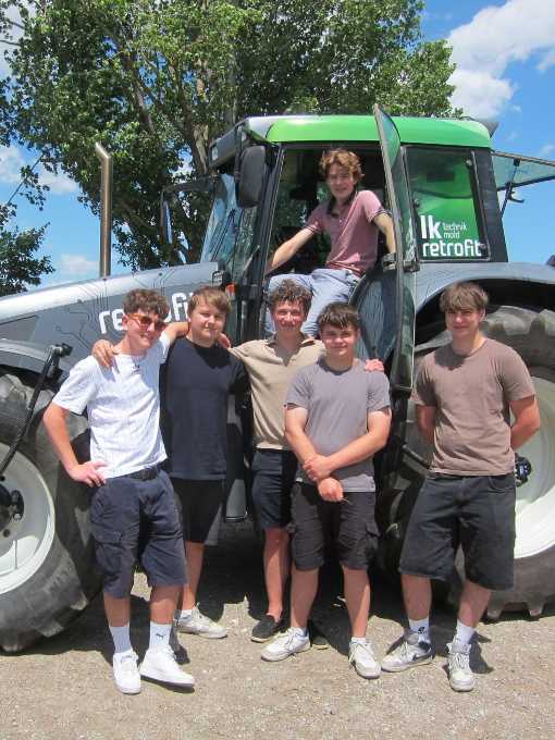 Schülergruppe vor Traktor